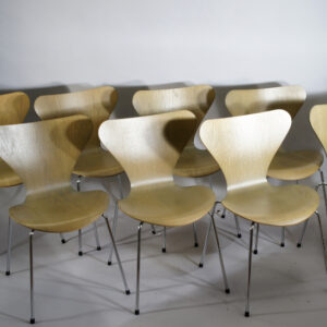 Arne Jacobsen for Fritz Hansen, Denmark. 8 chairs Serie 7 - 3107 in green glaze.