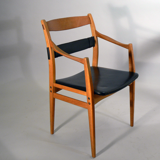 Yngve Ekström for Swedese, Sweden. Arm chair in teak, oak and leather. ¨Remus¨. Width 55, height 82 cm. Karmstol i ek. Wigerdals Värld