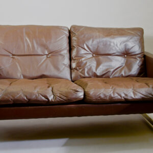 Poul Nørreklit for Älgarås, Sweden. Two-seat sofa in bourgogne red leather with legs in crome steel. Mod 602. L 183, d 85 , h 70 cm. Soffa ,sofa läder 2-sitssoffa Wigerdals Värld