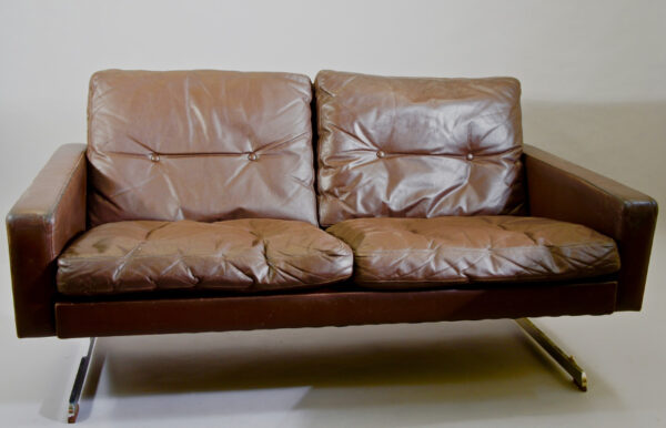 Poul Nørreklit for Älgarås, Sweden. Two-seat sofa in bourgogne red leather with legs in crome steel. Mod 602. L 183, d 85 , h 70 cm. Soffa ,sofa läder 2-sitssoffa Wigerdals Värld