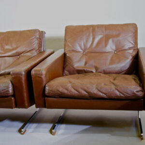 Poul Nørreklit for Älgarås, Sweden. A pair of easy chairs bourgogne red leather and legs in crome steel. W 77, d 85, h 70 cm. lounge chairs easy chairs fåtöljer skinn leather läder. Wigerdals värld