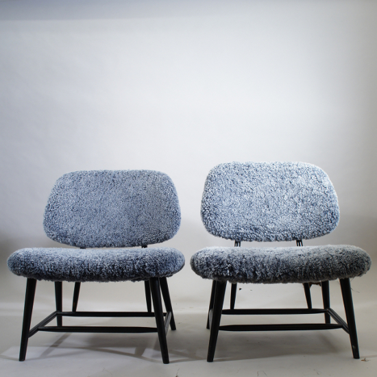 Alf Svensson for Ljungs Industrier/Bra Bohag, Swede. ¨ Te-ve¨. A pair of easy chairs in beech, new upholstered in sheep skin. 62x60, height 70. Sit height 35 cm. Available in different colours.