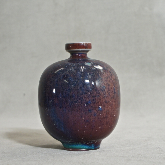 Berndt Friberg for Gustavsberg, Sweden. Stoneware vase with gloosy aniara glaze. Signed ¨K¨ 1969. H 8,5 cm.Stengodsvas,Aniara,Wigerdals Värld