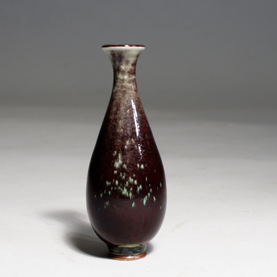 Berndt Friberg for Gustavsberg, Sweden. Miniature vase stoneware with glossy glaze. 1974. Height 11 cm. Stengods,vas, aniaraglasyr, Wigerdals Värld