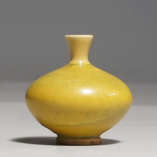 Berndt Friberg for Gustavsberg. Miniature stoneware vase in hare fur glaze. Height 4,5. Miniatyr, härpälsglasyr, Wigerdals Värld