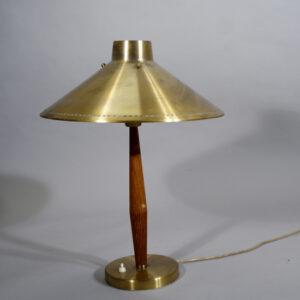Hans Bergström for Asea, Sweden in brass and teak. Height 50, diam 33 cm 2.600 SEK. Skrivbordslampa,bordslampa, mässing,teak,Wigerdals Värld