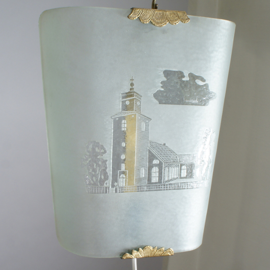 Wall lamp in frosted glass with brass details. Sweden. Maker unknown. Height 32, width 15,5 cm. Vägglampa i frostat glas. Wigerdals Värld