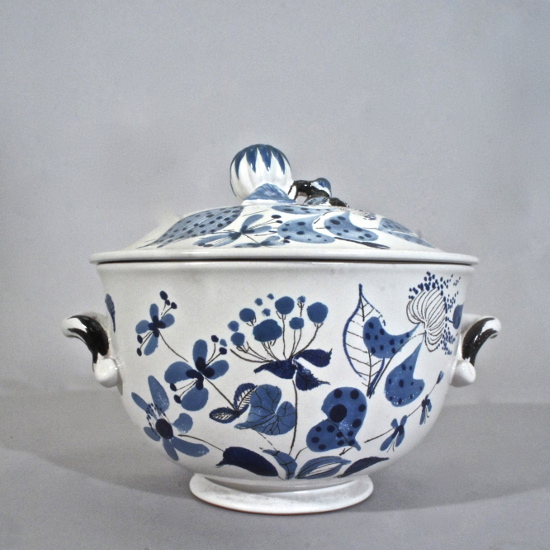 Stig Lindberg for Gustavsberg 1940's. Decorated bowl with lid. Height 16, diam 20 cm. Soppterrin, soup tureen, fajans, Wigerdals Värld