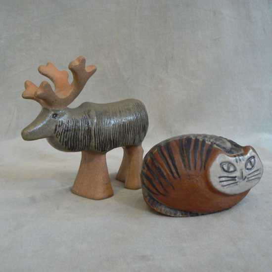 Lisa Larson for Gustavsberg. Ceramic figurines. Reindeer. Lenght 13, height 11 cm. 750 Sek-. Cat. Lenght 10, height 5,5 cm. 650 Sek. ren, katt, Wigerdals värld
