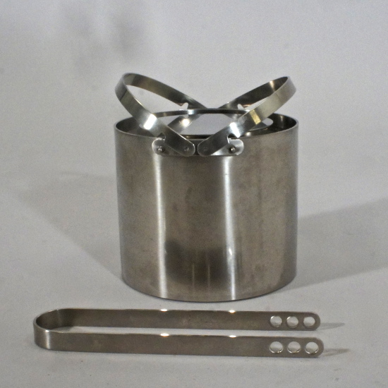 Arne Jacobsen for Stelton, Denmark. ¨Cylinda line ¨ . Ice bucket in stainless steel with tong. 1L. H 13, diam 11 cm. Ishink, rostfritt, Wigerdals Värld