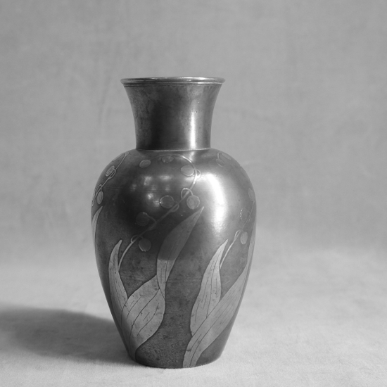 Schrueder&Olsson, Stockholm. Engraved tin vase 1930's. Height 14,5 cm, tenn, vas, Wigerdals Värld