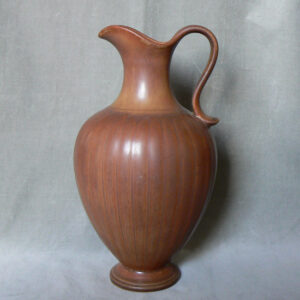 Gunnar Nylund for Rörstrand, Sweden. Jug in stoneware with hare fur glaze. Height 29 cm. Hänkelvas, stengods, Wigerdals Värld