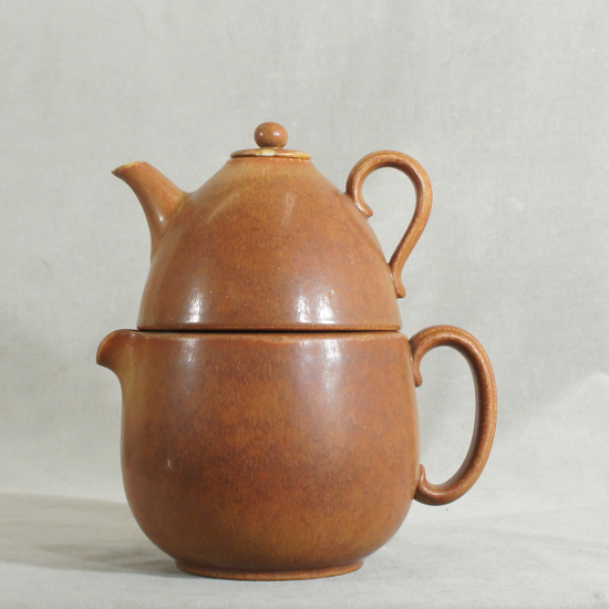 Gunnar Nylund for Rörstrand, Sweden. Tea pot with jug for hot water. Height 21 cm. Tekanna, stengods, Wigerdals Värld