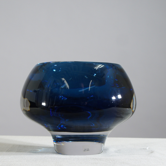 Vicke Lindstrand for Kosta, Sweden. Heavy glass bowl in blue color. Signed. Height 15, diam 20 cm. Glasskål, konstglas, Wigerdals värld