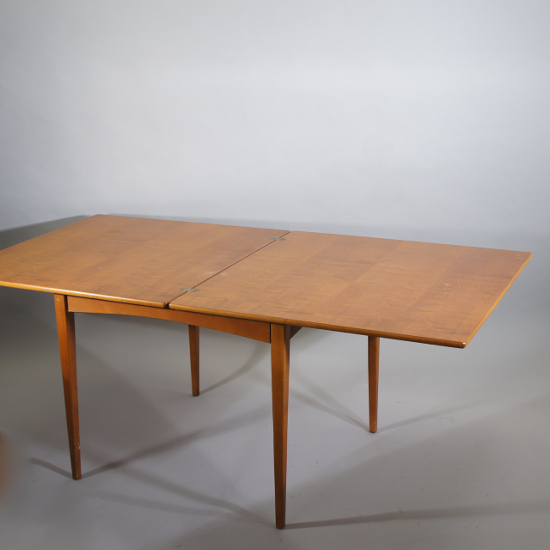 Dinner table in teak with a folding function. 90x90 alt 180x90, height 73 cm.
