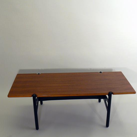 Coffee table in teak and painted wood. Maker unknown. 140x 57 x 47 cm. 3900 Sek. Soffbord Wigerdals Värld