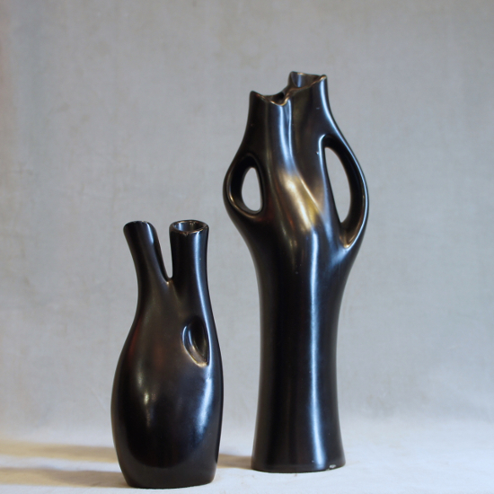 Lillemor Mannerheim for Upsala Ekeby. ¨Mangania¨ Two vases i black ceramics. 1950s. Vas, Wigerdals Värld