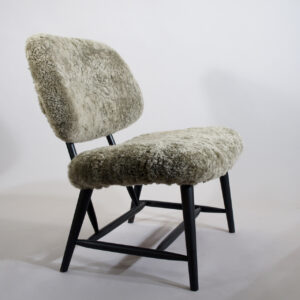 Alf Svensson for Ljungs Industrier/Bra Bohag, Swede. ¨ Te-ve¨. A pair of easy chairs in beech, new upholstered in sheep skin. 62x60, height 70. Sit height 35 cm. f