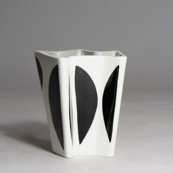 Carl-Harry Stålhane for Rörstrand, Sweden. Ceramic vase "Kontrasta". Height 10, witdh 10 cm.