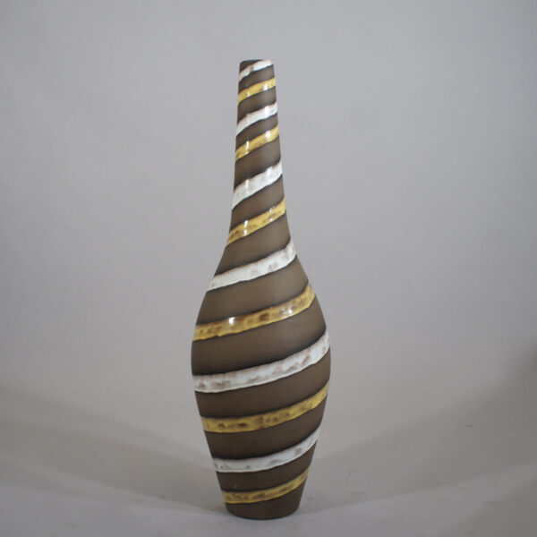 Ingrid Atterberg for Upsala-Ekeby, Sweden. ¨Spiral¨. Gigant floor vase in stoneware. Height 82 cm. Stor golvvas. Stengods. Wigerdals Värld.