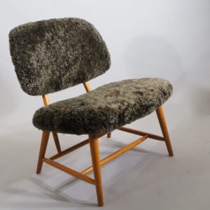 Alf Svensson for Ljungs Industrier/Bra Bohag, Swede. ¨ Te-ve¨. A pair of easy chairs in beech, new upholstered in sheep skin. 62x60, height 70. Sit height 35 cm.