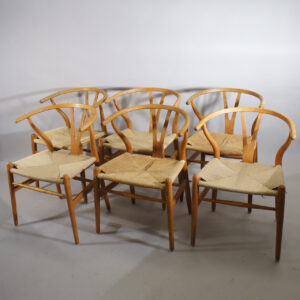 Hans J. Wegner for Carl Hansen, Denmark. 6 wishbone chair (Y-chair). 3 in oak and 3 in beech with new seats.