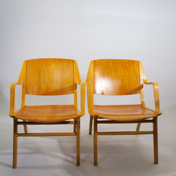 Peter Hvidt & Orla Mølgaard for Fritz Hansen 1947. "Ax Chair". A pair of easy chairs in beech and teak. H 76 W 62 D 71 SH 38