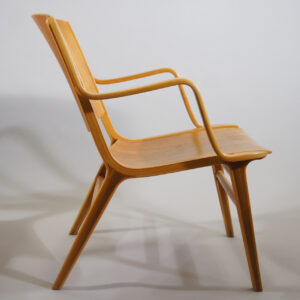 Peter Hvidt & Orla Mølgaard for Fritz Hansen 1947. "Ax Chair". A pair of easy chairs in beech and teak. H 76 W 62 D 71 SH 38