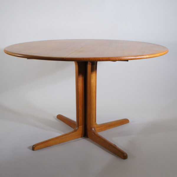 Dining table i teak with two extesion boards. Diam 112, lenght 212, height 70,5 cm