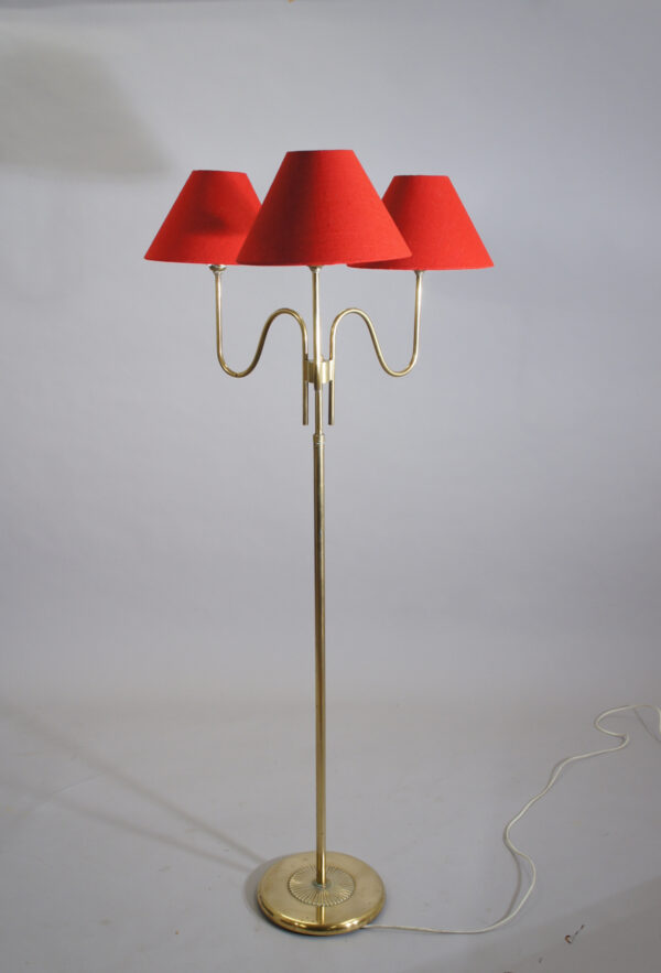Floorlamp i brass with three lamps.