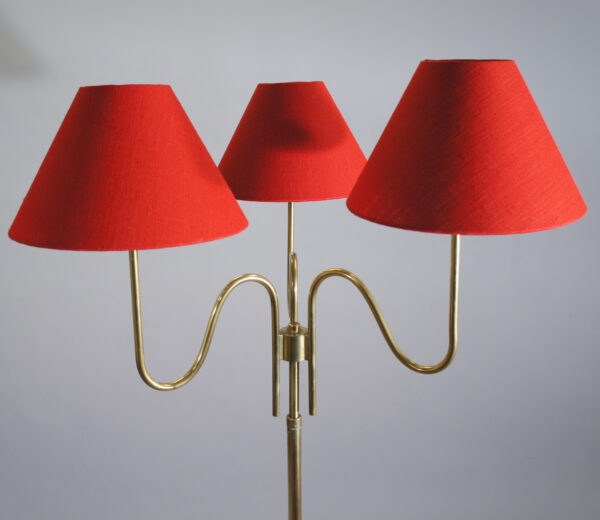 Floorlamp i brass with three lamps.