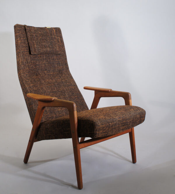 Yngve Ekström for Swedese, Sweden. "Ruster". Easy chair in new uphostered fabric and legs and arms in teak. Fåtölj Wigerdals Värld