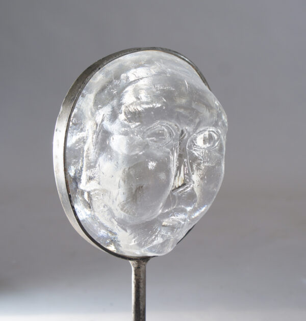 Sculpture by Erik Höglund for Kosta, Sweden. Face in glass on stand in iron. Height 26 cm. Skulptur glas järn Wigerdals