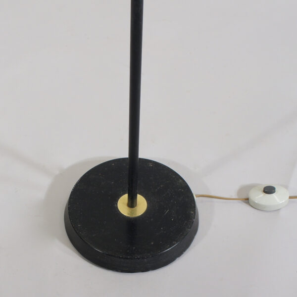 1950's floor lamp in metal and shade in glass. Maker unknown. Golvlampa metall mässing 1950tal. Wigerdals