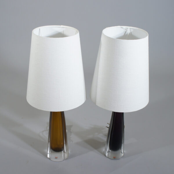 A pair of dtablelamp in glass by Kosta, Sweden. Ett par bordslampor i glas kosta Wigerdals