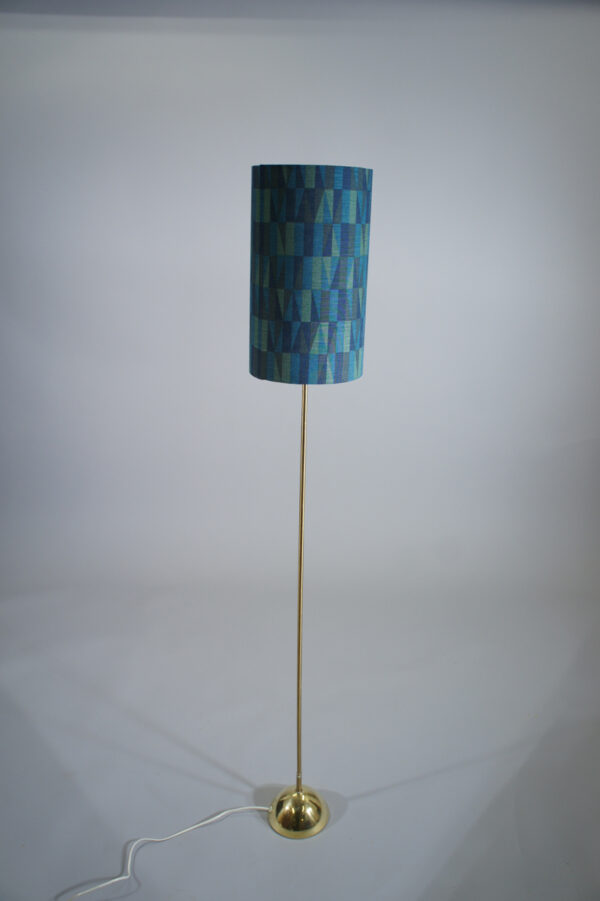 Floor lamp i brass by Hans-Agne Jakobsson, Sweden. New shade by Sven Markelius with the fabric "Prisma" Golvlampa i mässing Markelius prisma