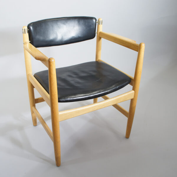 Børge Mogensen for Karl Andersson & Söner. Armchair in oak with seat and back in leather. Karmstol i ek och läder wigerdals