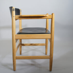 Børge Mogensen for Karl Andersson & Söner. Armchair in oak with seat and back in leather. Karmstol i ek och läder