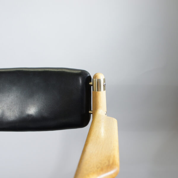 Børge Mogensen for Karl Andersson & Söner. Armchair in oak with seat and back in leather. Karmstol i ek och läder Wigerdals