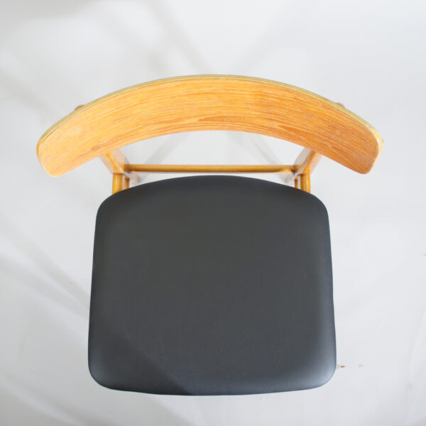 Side chairs in teak beech with seats in sky. Wigerdals.com matstolar