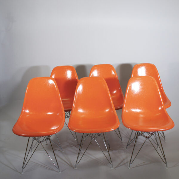 Charles & Ray Eames for Herman Miller. DSR. Six chairs in glassfibre with new eiffel legs.Stolar glasfiber eiffeltorn. Wigerdals.com