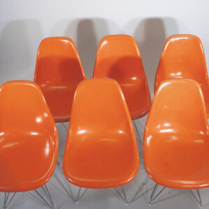 Charles & Ray Eames for Herman Miller. DSR. Six chairs in glassfibre with new eiffel legs. Stolar glasfiber eiffeltorn. Wigerdals.com