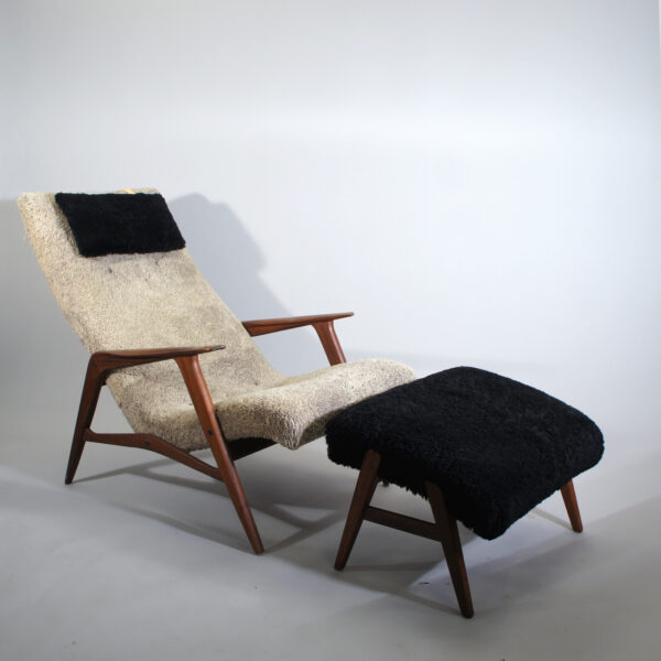 JIO-möbler, Sweden. “Siesta”. Easy chair with ottoman in new lamb skin and legs in rosewood. Liggfåtölj med fotpall i fårskinn. Wigerdals Värld