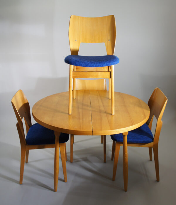 Olavi Lieto for Asko, Finland. Dining set in birch. Chairs table with extension board. Wigerdals Värld matgrupp bord stolar iläggsskiva