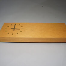 Wall clock in oak with details in brass.Väggklocka i ek wigerdals vintage