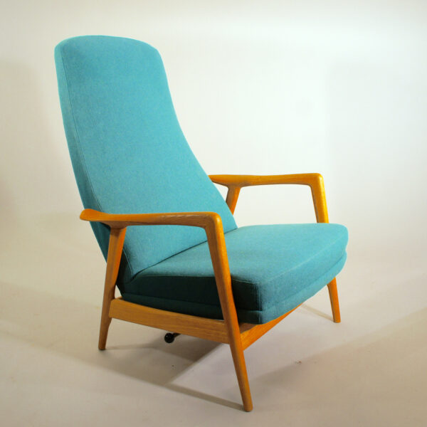 AAlf Svensson & Folke Olsson for Dux, Sweden. "Duxiesta". Easy chair in oak with seat in fabric. . Fåtölj i ek med nyklädd sits. Wigerdals Värld