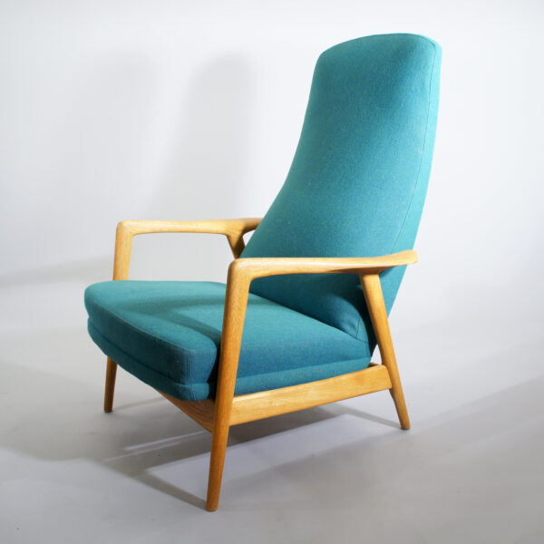 Alf Svensson & Folke Olsson for Dux, Sweden. "Duxiesta". Easy chair in oak with seat in fabric. Fåtölj i ek stoppad sits. Wigedals Värld