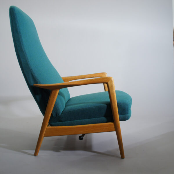 Alf Svensson & Folke Olsson for Dux, Sweden. "Duxiesta". Easy chair in oak with seat in fabric. Fåtölj i ek. Wigerdals Värld