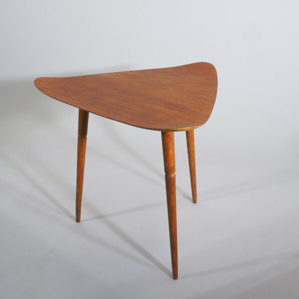 Side table in teak. Triangel shape. 1950's. Lampbord i teak 50-tal. Wigerdals.com