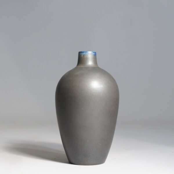 Erich and Ingrid Triller for private workshop. Vase in grey stoneware. Height 18 cm. Vas stengods Wigerdals